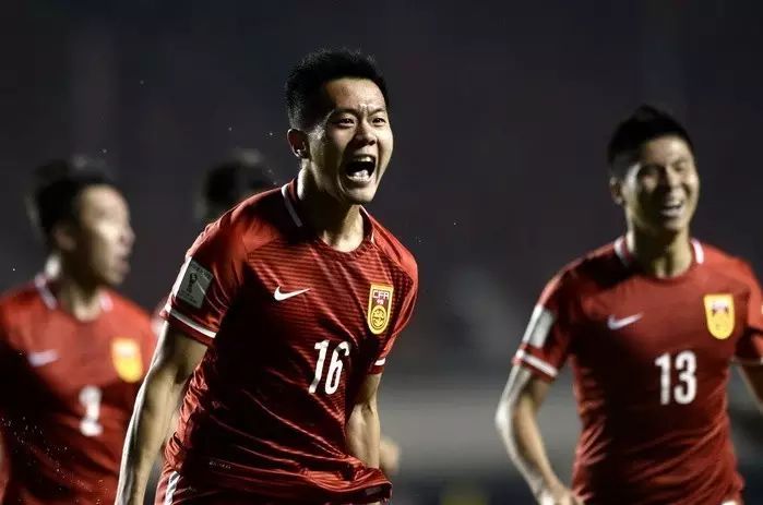 韩国足球队为什么喜欢打进攻_进攻足球队韩国打喜欢什么球员_韩国足球队被揍
