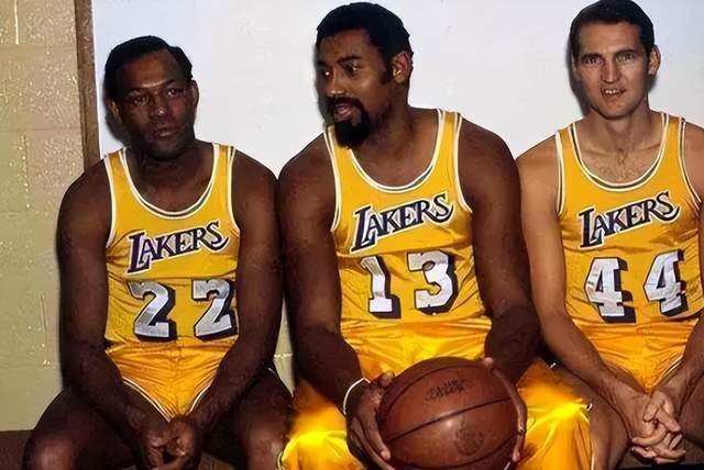 比尔·拉塞尔nba总决赛最有价值球员奖杯什么做的_比尔拉塞尔夺冠_nba比尔拉塞尔奖杯