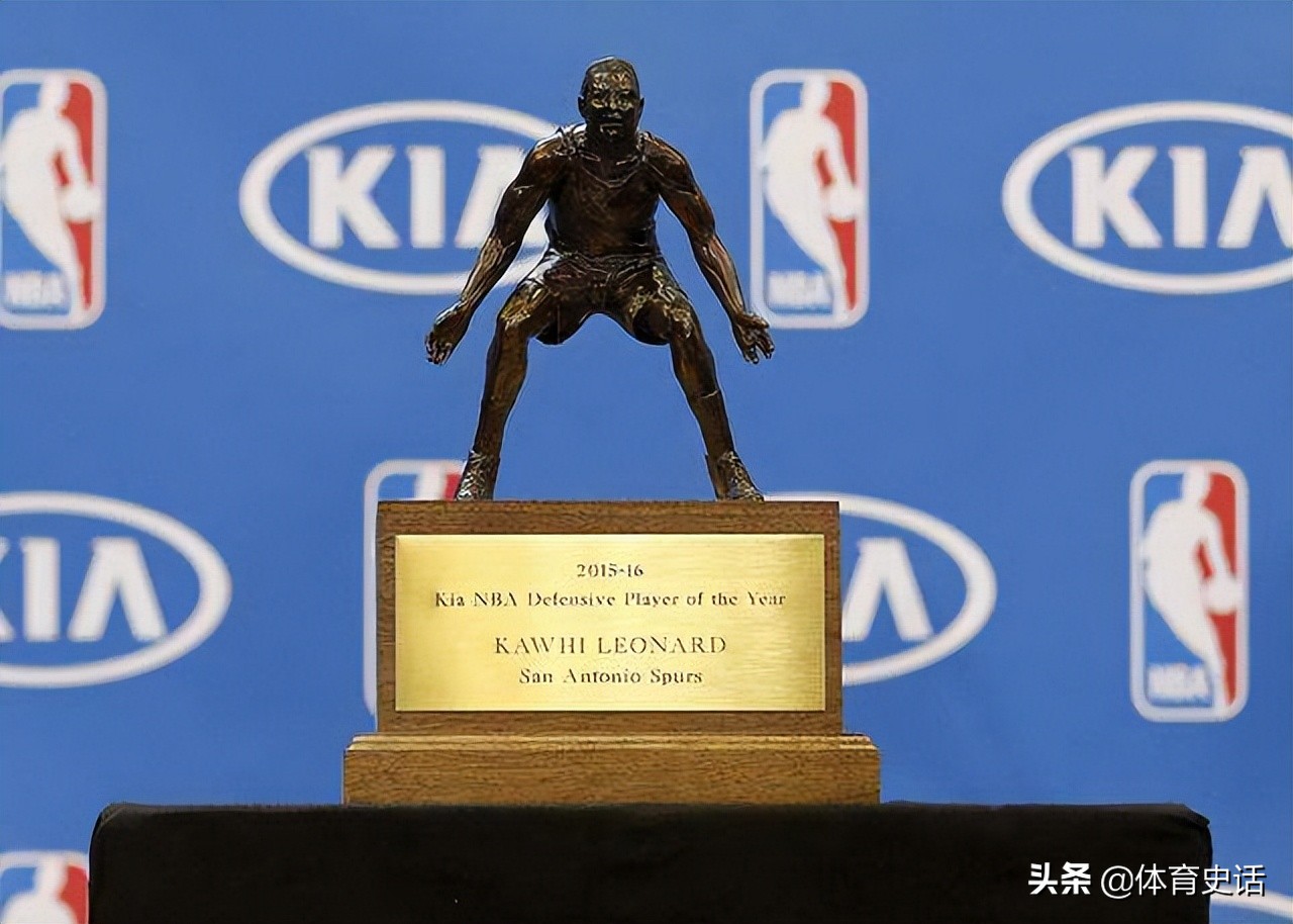 比尔拉塞尔夺冠_比尔·拉塞尔nba总决赛最有价值球员奖杯什么做的_nba比尔拉塞尔奖杯