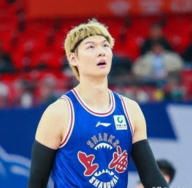 24-25赛季CBA上海大鲨鱼队首发五虎阵容解析：进攻火力全开，防守能否撑起冠军梦？
