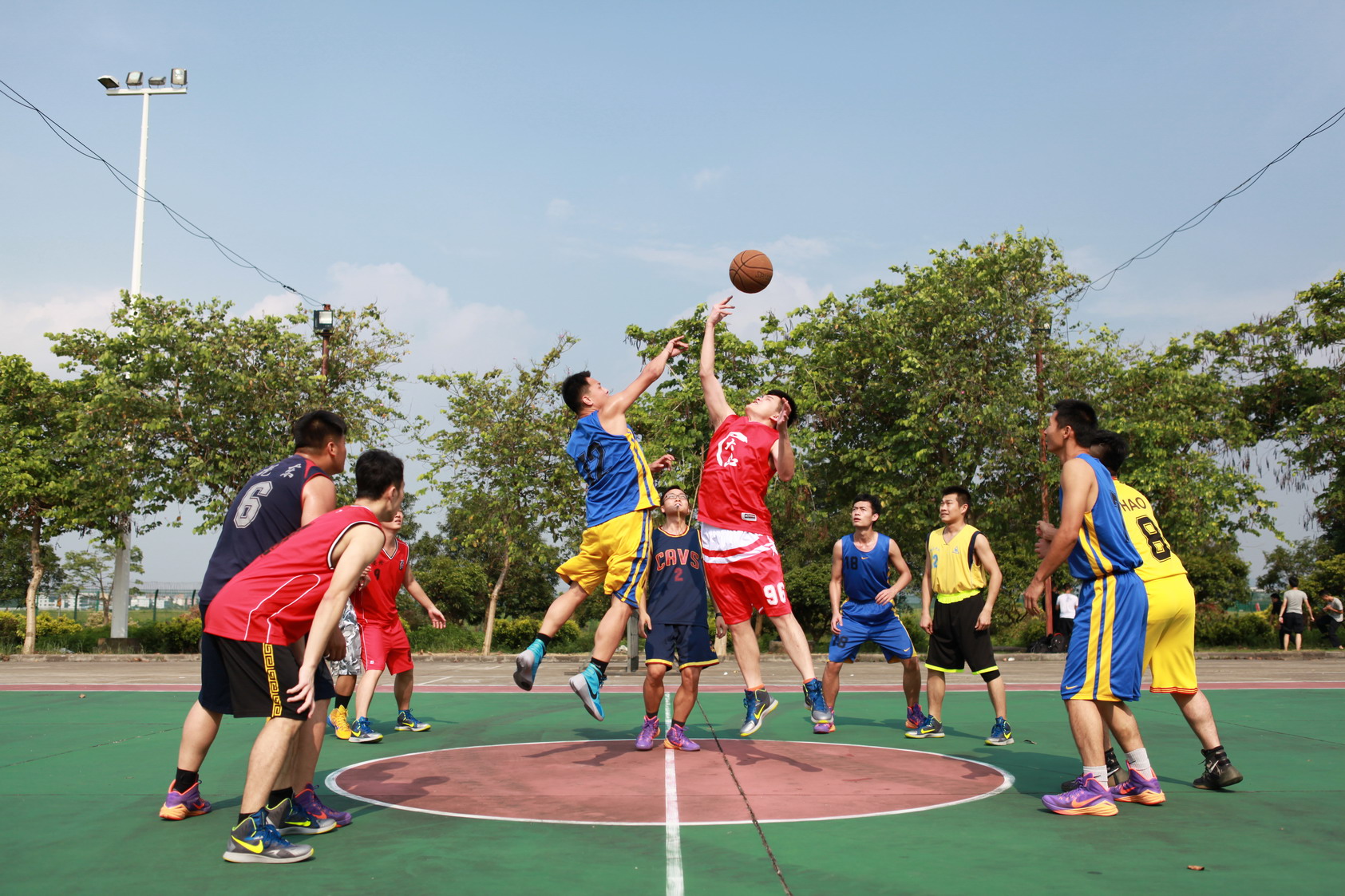 如何从半场龙到全场虫：篮球全场技巧与策略详解