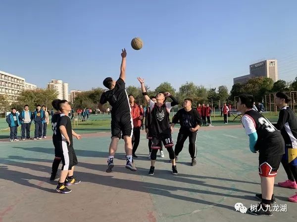 九龙湖初二年级篮球比赛火热进行，促进健身运动与班级交流