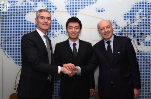 国际米兰俱乐部主席张康阳(中)与俱乐部高管