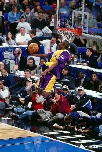 NBA全明星周末扣篮大赛十大扣篮王盘点：科比、霍华德、格里芬等经典瞬间回顾