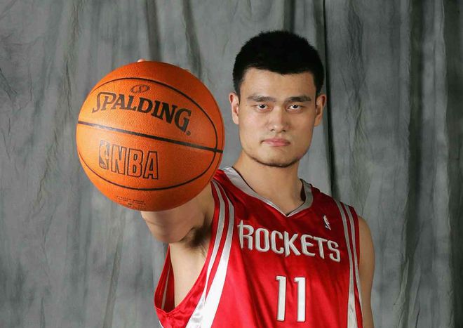 回顾姚明NBA季后赛表现：4次征战，场均15分7.4篮板，创造历史首位成就
