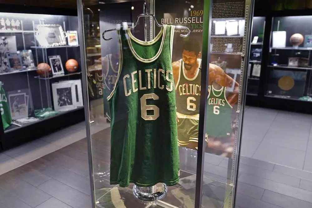 NBA全联盟永久退役比尔-拉塞尔6号球衣，纪念传奇球星与民权先锋