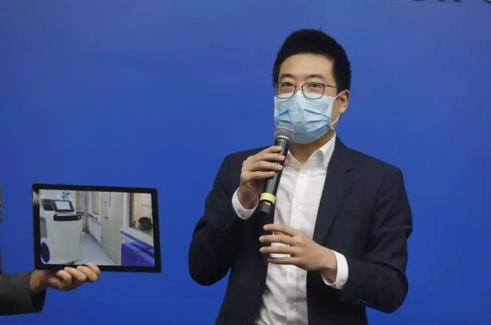 广州平民英雄：铁甲勇士研发者与病毒侦察兵的疫线故事