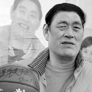 穆铁柱：篮球领域的英雄，2米28的传奇与中秋节的哀思