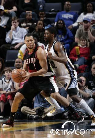 NBA常规赛：开拓者客场103-92战胜灰熊，罗伊完胜梅奥，阿尔德里奇表现抢眼