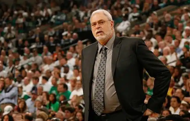 NBA传奇教练菲尔·杰克逊：11次总冠军与三角进攻的开创者