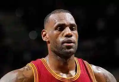 勒布朗-詹姆斯：NBA公益慈善先锋与阿克伦之子的辉煌成就