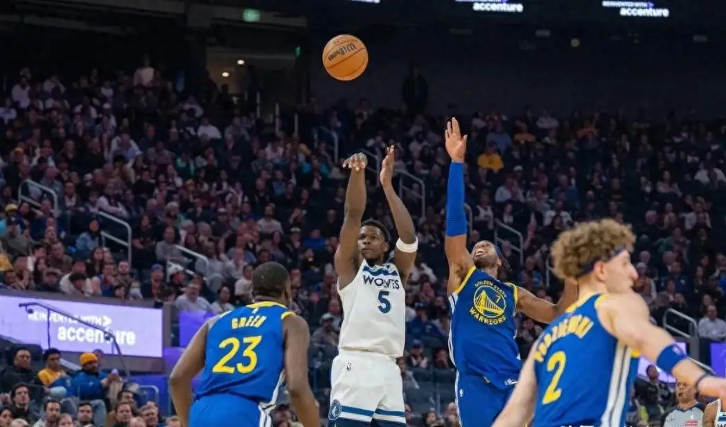 2024年NBA常规赛勇士队与森林狼队精彩对决：库里复出与库明加首节出色表现