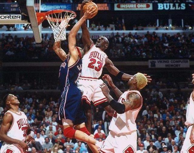 NBA单赛季盖帽排行榜揭秘：奥拉朱旺仅排第五，史密斯创纪录