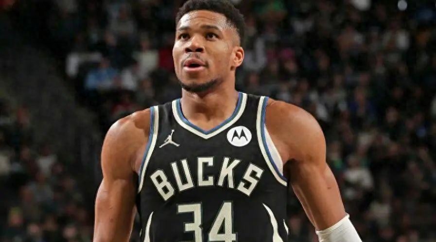 NBA常规赛：雄鹿队惨败尼克斯，字母哥情绪失控引发内部失衡猜测