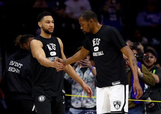 2022年NBA经典对决：篮网大胜76人，杜兰特主宰比赛，西蒙斯场边观战