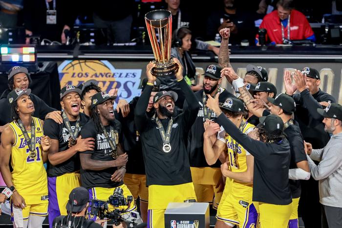 NBA杯四强赛门票价格跳水，最低仅需8美元，球迷惊喜不断