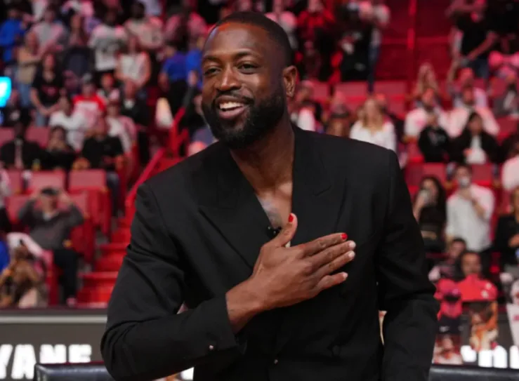NBA热火队为功勋球员韦德树立雕像，湖人队已为六位传奇球星立雕像