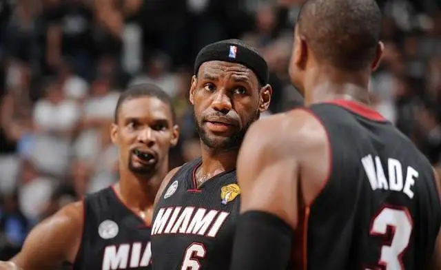 詹姆斯破纪录成NBA得分第一人，杨毅点评其加盟热火开创三巨头先河