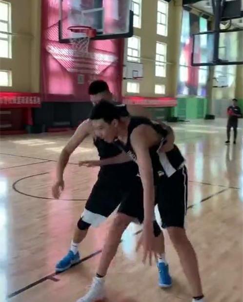 广东宏远男篮本赛季表现出色，小球战术体系优势明显，卫冕冠军希望大