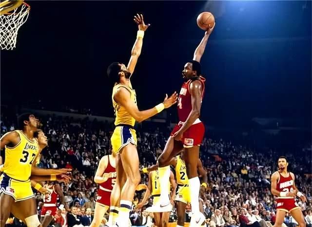 NBA历史上的重大交易盘点：火箭八次地震级交易与摩西马龙的故事