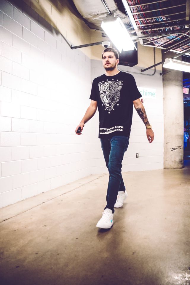 nba赛前主队球员怎么去球场_nba主场进攻观众喊什么_持球队员在球场的