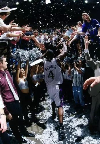 nba主场球队是前还是后_持球队员在球场的_nba赛前主队球员怎么去球场