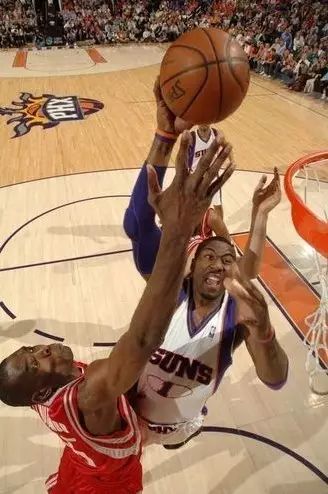 持球队员在球场的_nba赛前主队球员怎么去球场_nba主场球队是前还是后