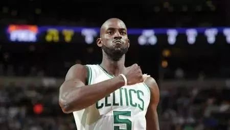 科比布莱恩特球衣退役：湖人8号和24号球衣的传奇与NBA中无人敢穿的球衣