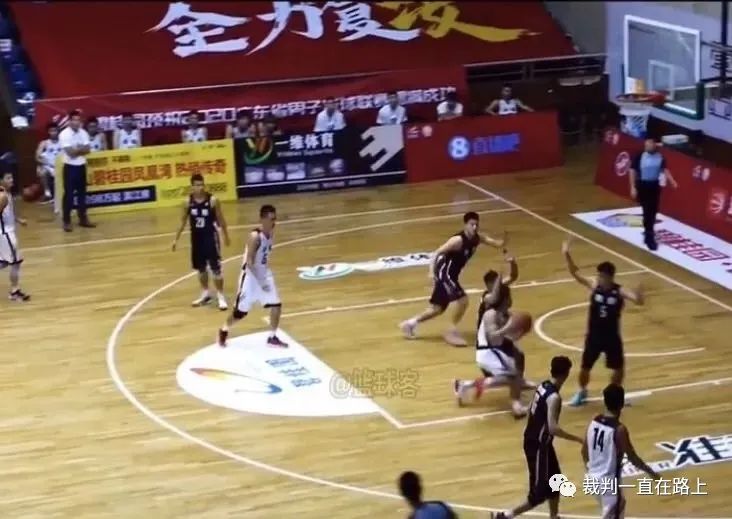篮球中中枢脚确定的几种方法_篮球比赛中如何判定中枢脚_篮球如何确立中枢脚