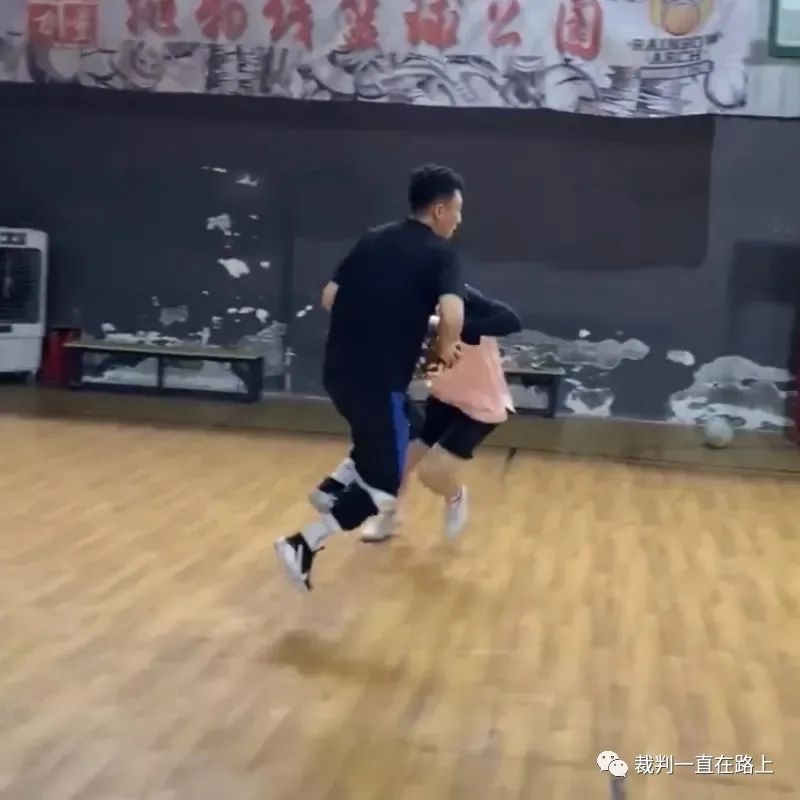 篮球比赛中如何判定中枢脚_篮球如何确立中枢脚_篮球中中枢脚确定的几种方法