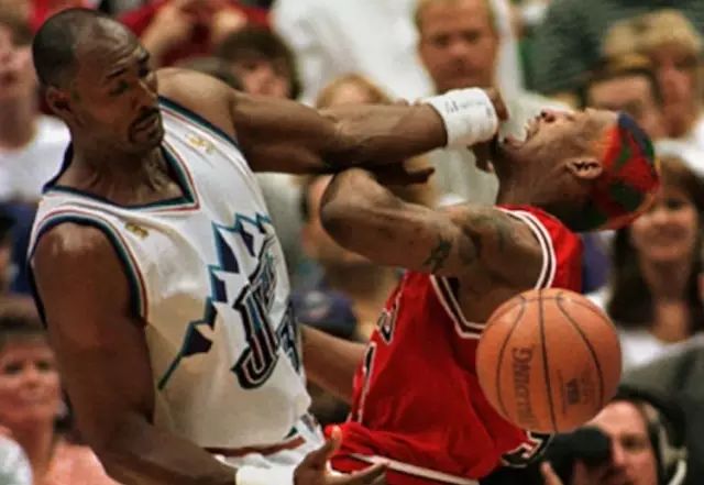 篮球发底线球战术视频_篮球底线球发球规则_nba底线球战术