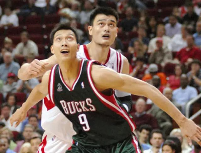 篮球底线球发球规则_篮球发底线球战术视频_nba底线球战术