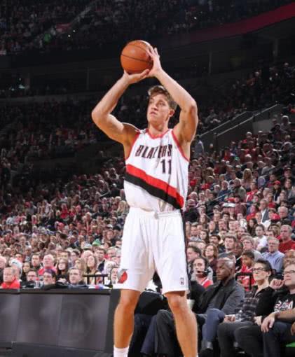 NBA球员与11号球衣的故事：梅耶斯·伦纳德、布鲁克·洛佩斯、但丁·艾克萨姆和凯里·欧文的球衣传奇