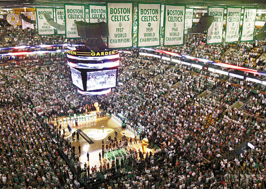 2008年NBA总冠军：凯尔特人狂胜湖人39分，加内特激动拥抱拉塞尔