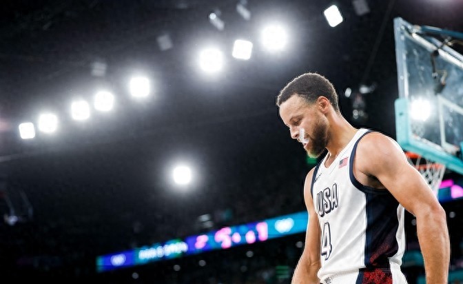 布克称赞库里为史上最佳射手，揭秘库里如何用三分球颠覆NBA