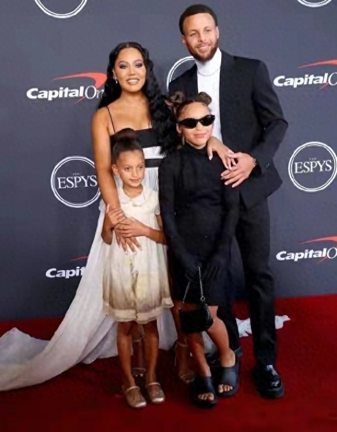 NBA球星单身贵族盘点：哈登等六大球星赚过亿却未婚