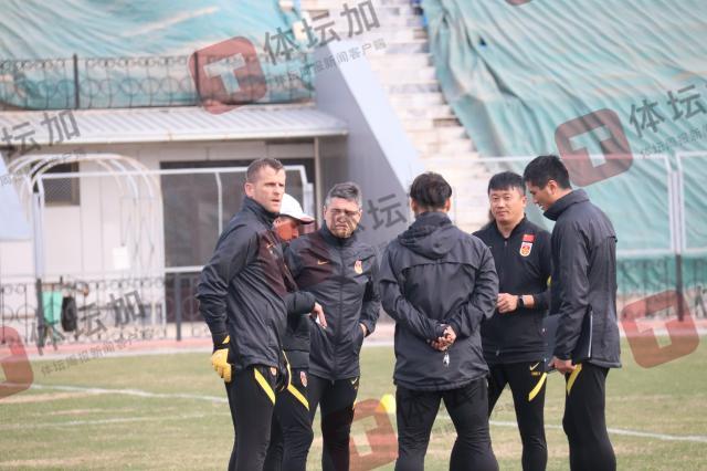 中国U20国青队备战U20亚洲杯：赛前最后一练因草坪问题更换场地