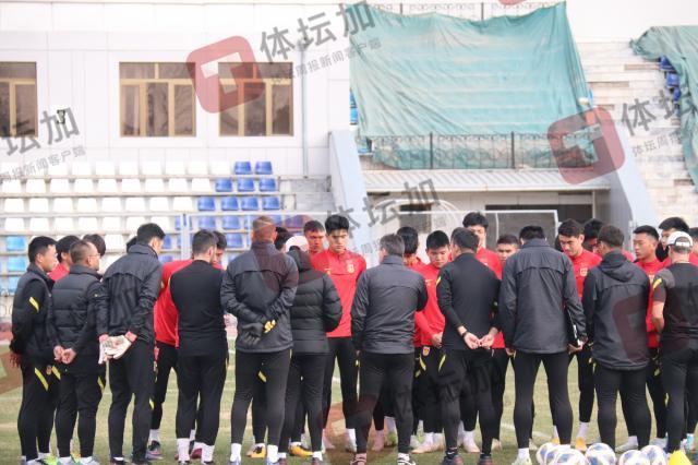 2-安东尼奥训练之前向球员讲话.jpg