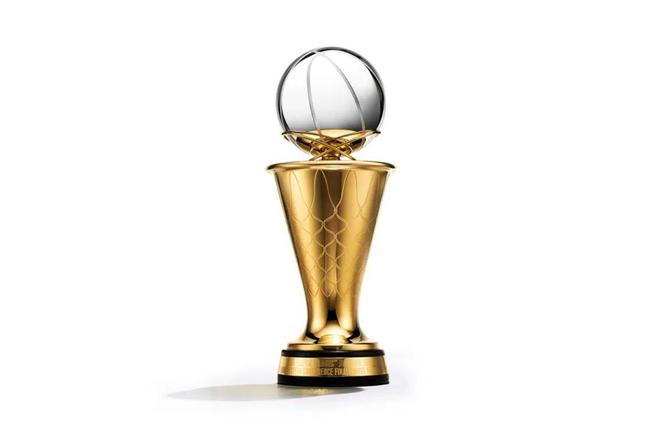 比尔·拉塞尔nba总决赛最有价值球员奖杯什么做的_nba比尔拉塞尔奖杯_比尔拉塞尔夺冠