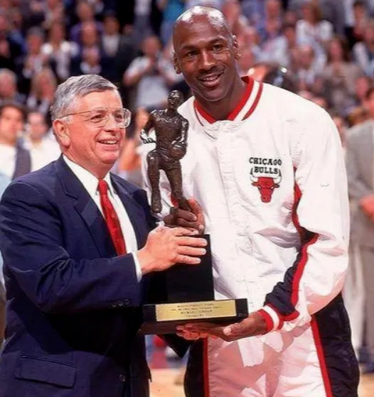 NBA奖项命名背后的传奇：从迈克尔·乔丹奖到FMVP，致敬篮球巨星