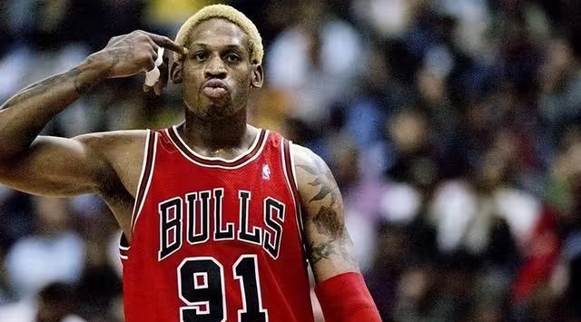 NBA传奇罗德曼：从怪异发型到7届篮板王的篮球生涯与5个总冠军的辉煌成就