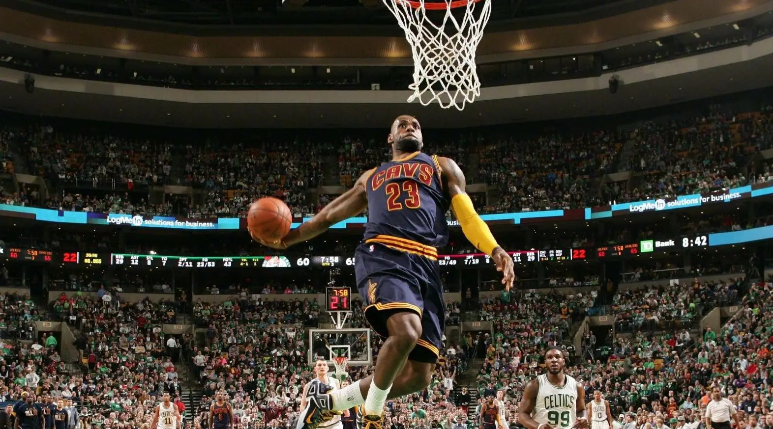 勒布朗·詹姆斯NBA生涯巅峰数据揭秘：单场61分创纪录，21赛季仍处顶尖水准