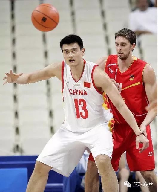 姚明在国际赛场上的表现：从NBA到奥运会的内线霸主