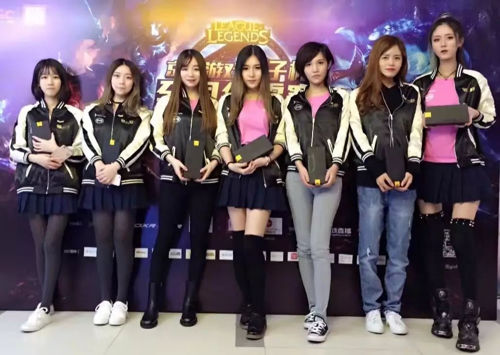 上海大宁音乐广场Alienware专卖店举办守望先锋高校电竞比赛，KA战队女选手展现颜值与实力