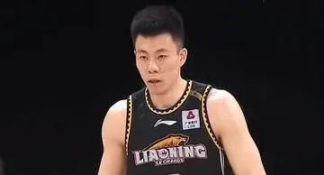 2023年CBA联赛：辽宁本钢篮板球优势分析，韩德君15个篮板助力胜利