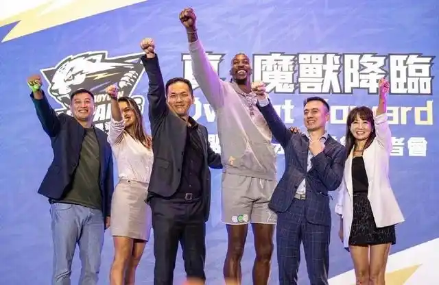 魔术球迷跟随霍华德女友_魔术队霍华德_魔术女球迷跟随霍华德