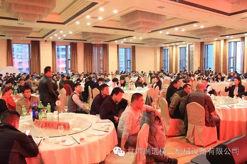 投篮机比赛视频_挖掘机投篮球视频_挖掘机投篮挑战不可能