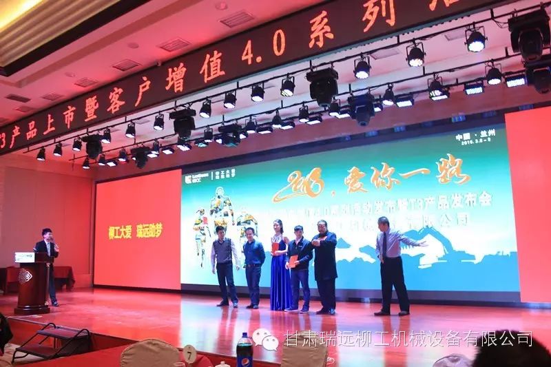 挖掘机投篮球视频_挖掘机投篮挑战不可能_投篮机比赛视频