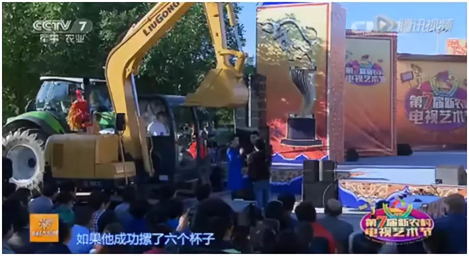 挖掘机投篮球视频_挖掘机投篮挑战不可能_投篮机比赛视频