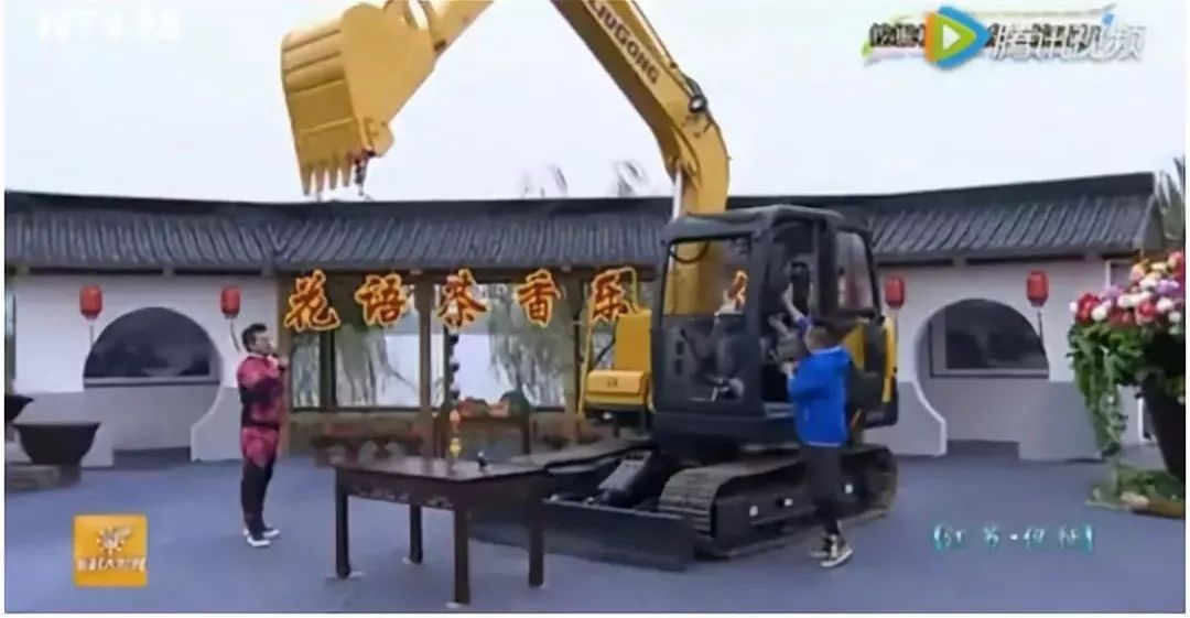 挖掘机投篮球视频_投篮机比赛视频_挖掘机投篮挑战不可能